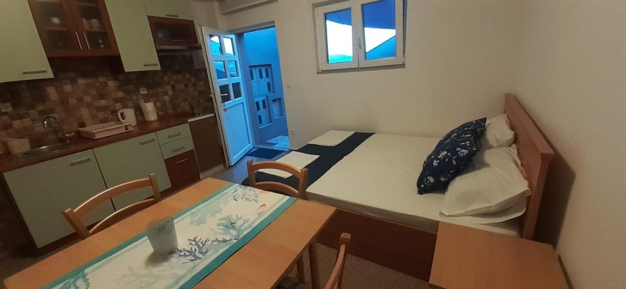 Apartmani Izvor Pag Town Buitenkant foto
